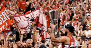Evan-Fournier-Olympiacos-EuroLeague-Champions-2026-trophy