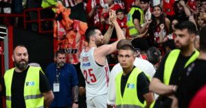 Alec-Peters-Olympiacos-AEK-Game-1-fans