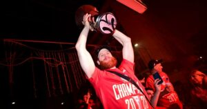 Thomas-Walkup-Olympiacos-EuroLeague-Champions-2026-trophy