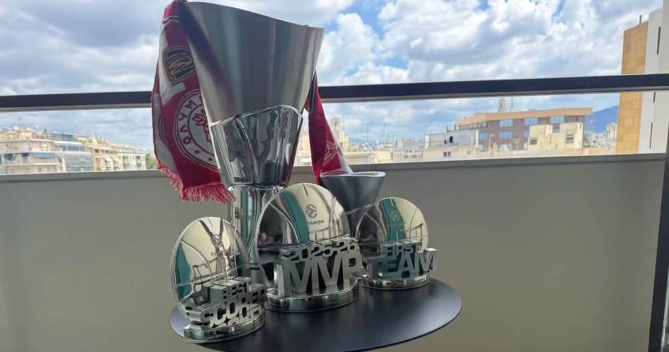Sasha-Vezenkov-Olympiacos-EuroLeague-trophies