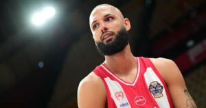 Evan-Fournier-Olympiacos-EuroLeague-Final-Four-logo