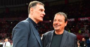 Giorgos-Bartzokas-Ergin-Ataman-Olympiacos-Panathinaikos-smiling