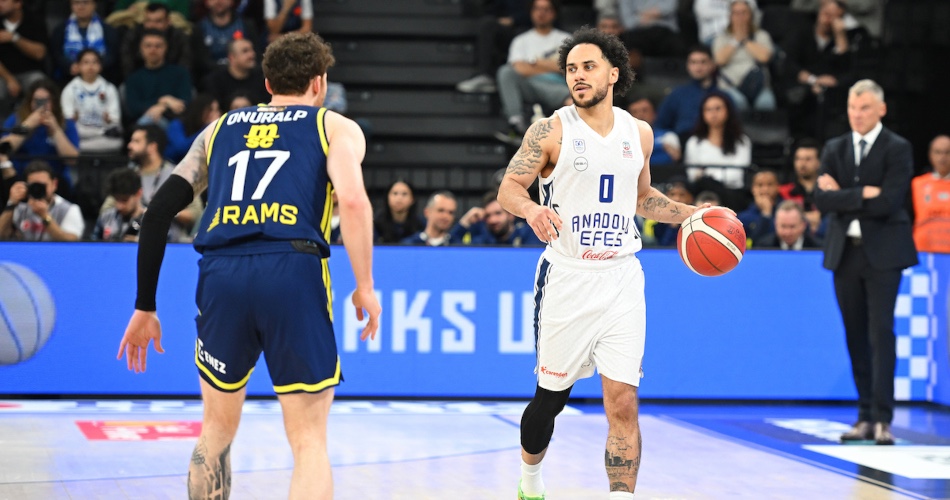 Shane Larkin shines and Anadolu Efes stays alive against Fenerbahçe