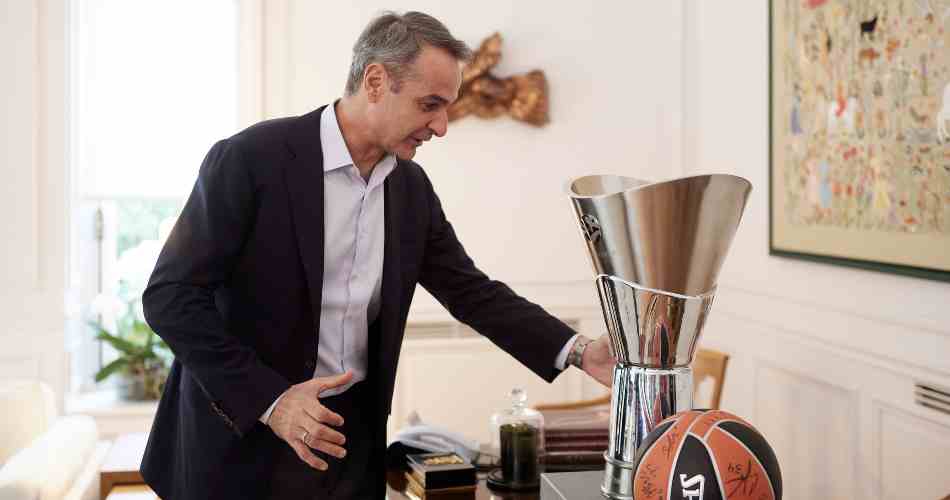 Kyriakos-Mitsotakis-EuroLeague-trophy
