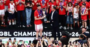 Kostas-Papanikolaou-Olympiacos-GBL-Champions-2026-trophy