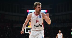 Sasha-Vezenkov-Olympiacos-Panathinaikos-Game-3-hyped(2)
