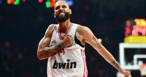 Evan-Fournier-Olympiacos-Panathinaikos-Game-3-hyped(3)