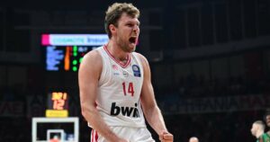 Sasha-Vezenkov-Olympiacos-Panathinaikos-Game-3-hyped