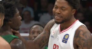 Kendrick-Nunn-Tyrique-Jones-Olympiacos-Panathinaikos-Game-4-neck-grab