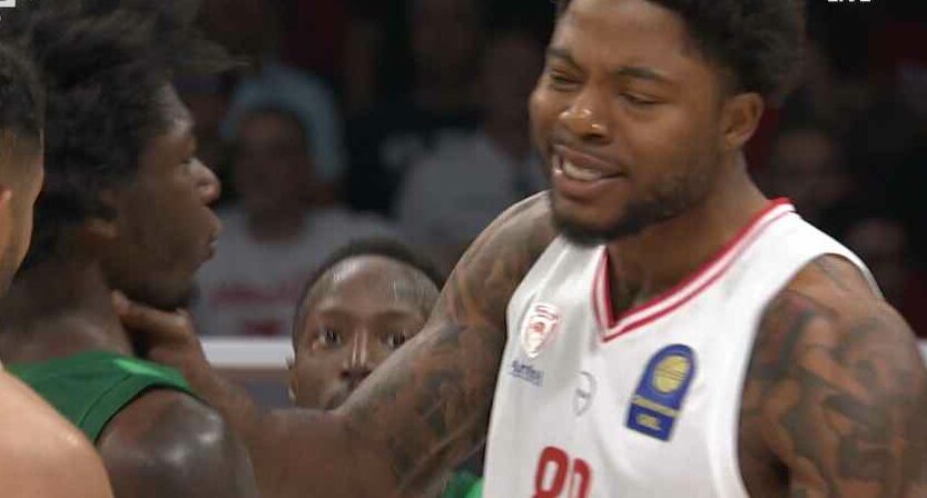 Kendrick-Nunn-Tyrique-Jones-Olympiacos-Panathinaikos-Game-4-neck-grab