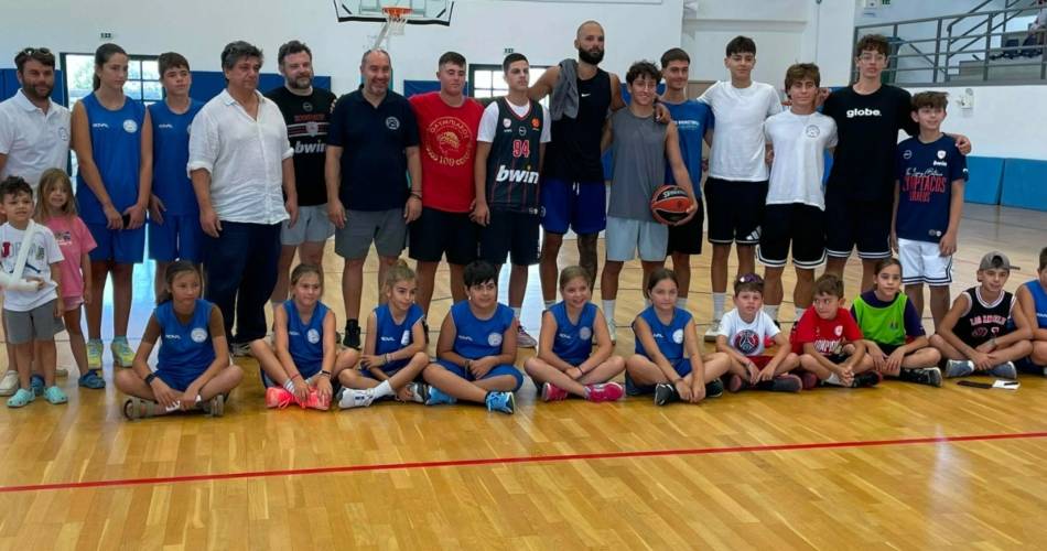 Φουρνιέ: H δουλειά δεν σταματά ούτε στην… Πάρο!