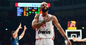 Evan-Fournier-Olympiacos-GBL-hyped