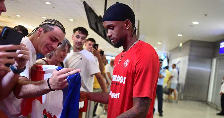 Jean-Montero-Olympiacos-fans-arrival(2)
