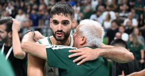 Lefteris-Mantzoukas-Zeljko-Obradovic-Panathinaikos-PAOK-hug-preseason