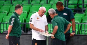Zeljko-Obradovic-Mike-Batiste-Panathinaikos-practice