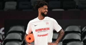 Tyler-Dorsey-Olympiacos-practice
