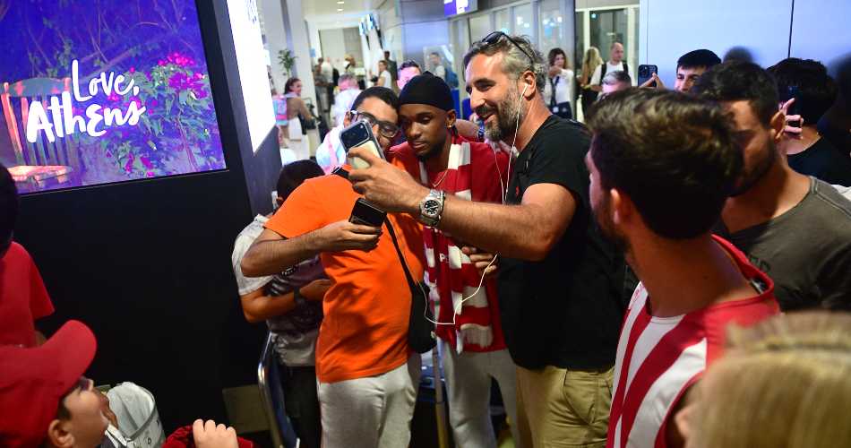 Jean-Montero-Olympiacos-fans-arrival
