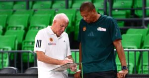 Zeljko-Obradovic-Mike-Batiste-Panathinaikos-practice