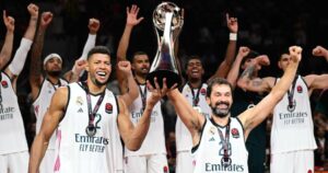 Edy-Tavares-Sergio-Llull-Olympiacos-Real-Madrid-SuperCup-trophy