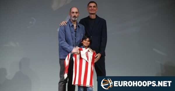 Georgios Bartzokas homenageia família de Kanella Chrysonidou em evento do Olympiacos