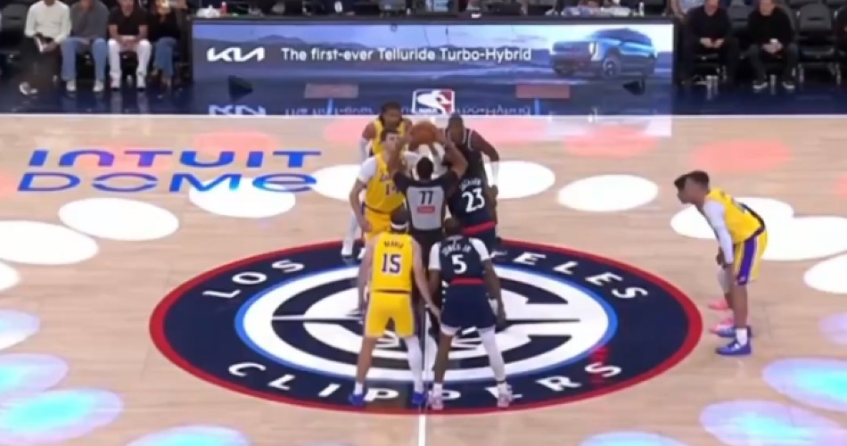 Los-Angeles-Clippers-Los-Angeles-Lakers-jumpball