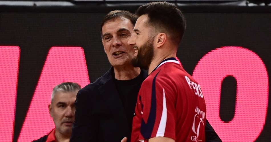 Giorgos-Bartzokas-Alec-Peters-Olympiacos-Olimpia-Milano-hug