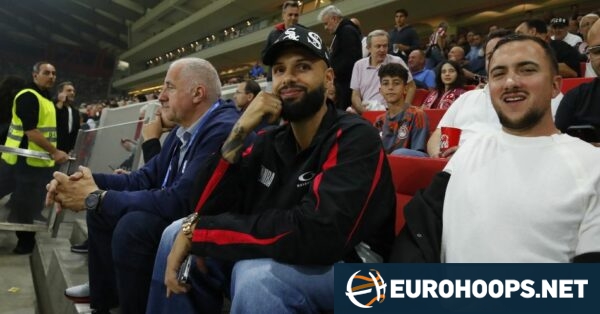 Evan Fournier marca presença em clássico do futebol grego